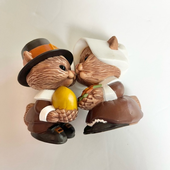 Thanksgiving Holiday Chipmunk salt and pepper shakers - Picture 5 of 11